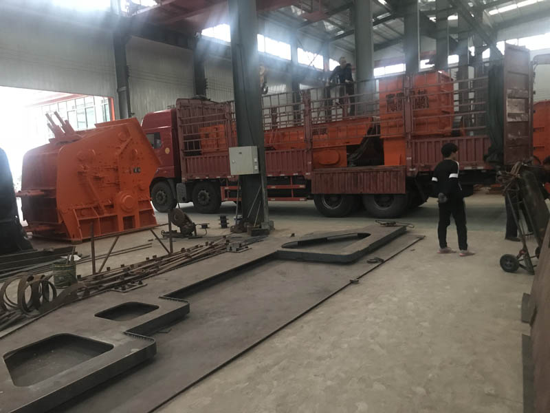 履帶式移動(dòng)破碎機(jī) 履帶式移動(dòng)破碎機(jī)