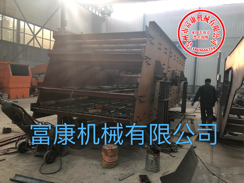 移動破碎篩分設備生產(chǎn)現(xiàn)場