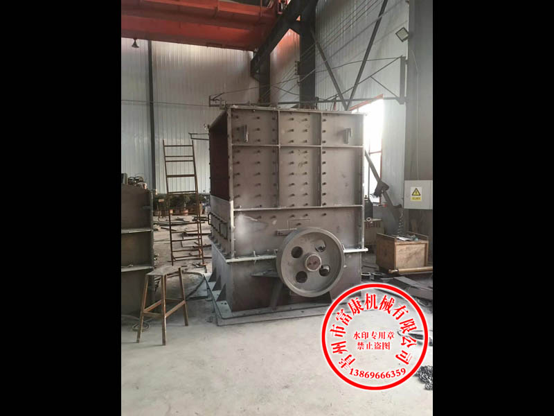 方箱移動(dòng)破碎機(jī)